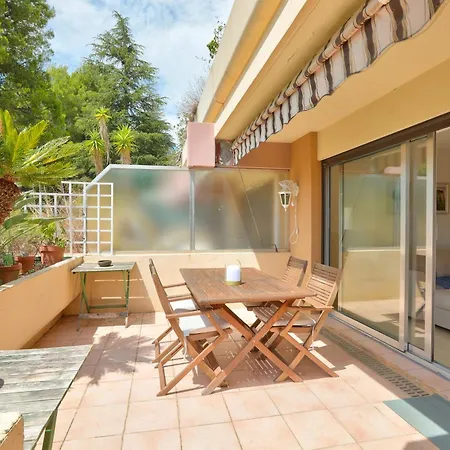 Daire Lovely 1br Flat With Terrace & Private Pool Access Nice