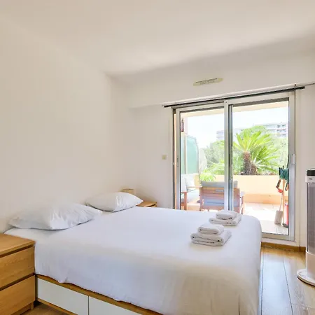 Daire Lovely 1br Flat With Terrace & Private Pool Access